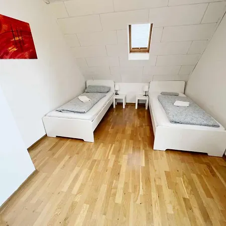 Spacious Flat With Garden דירה *