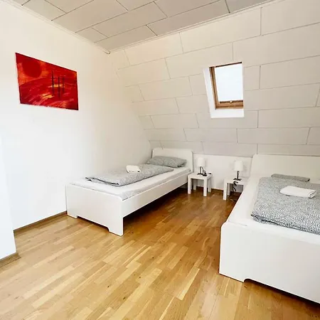 Spacious Flat With Garden דירה